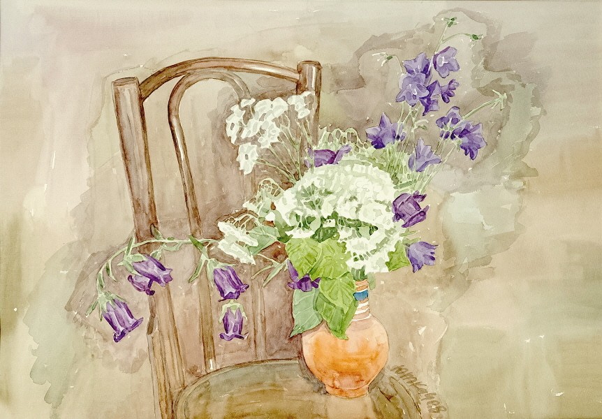 Цветы на стуле
